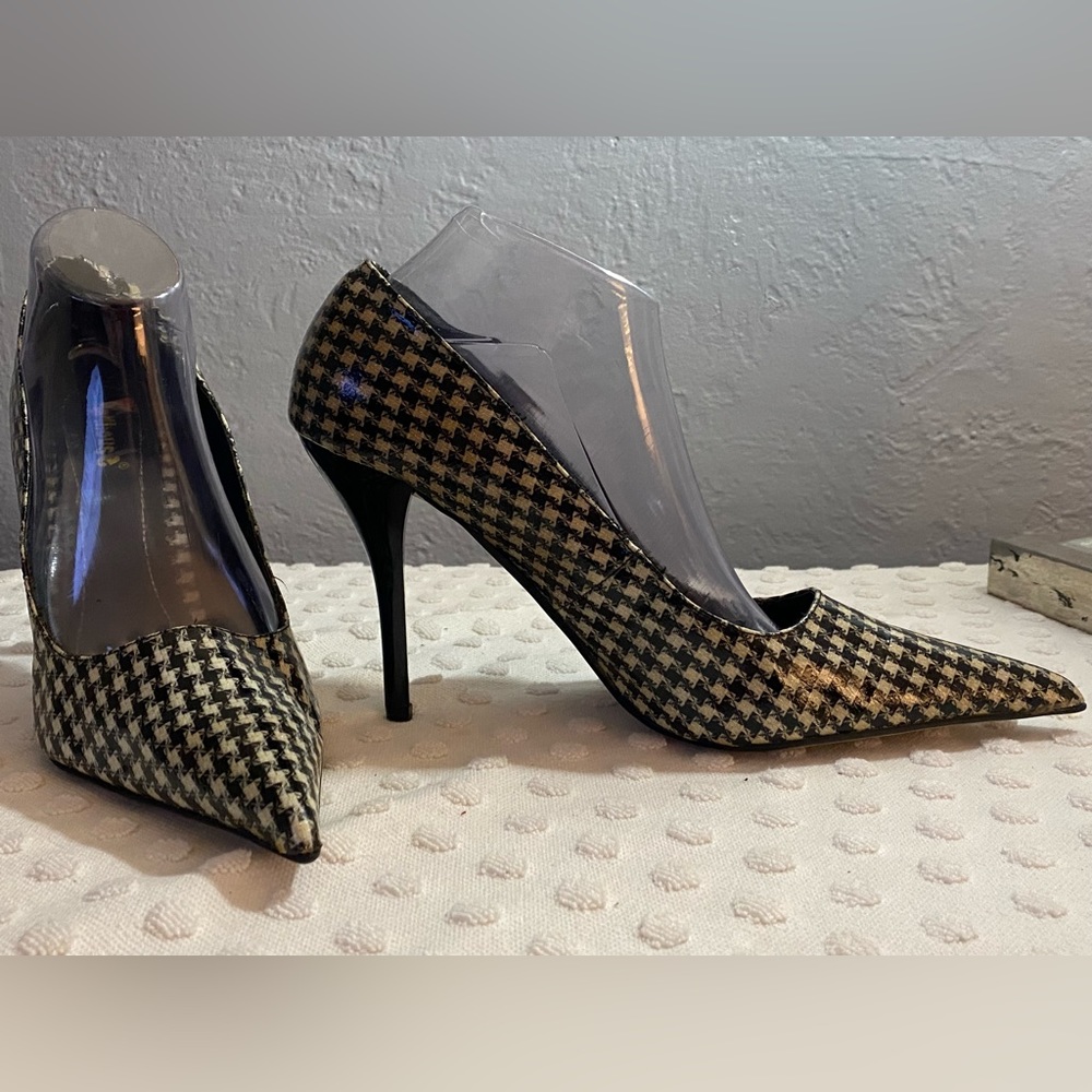 Dollhouse Heel-PEELING ON THE INSIDE PRICED REFLECTS THIS-AS IS SALE - Picture 2 of 9